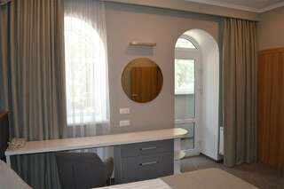 Гостиница Шертон Ростов-на-Дону Роскошный трехместный номер с балконом-4